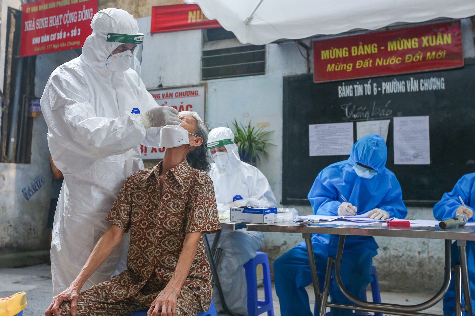 Lay mau xet nghiem gan 5.000 nguoi o quan Dong Da anh 3