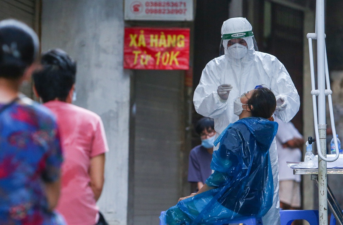 Lay mau xet nghiem gan 5.000 nguoi o quan Dong Da anh 1