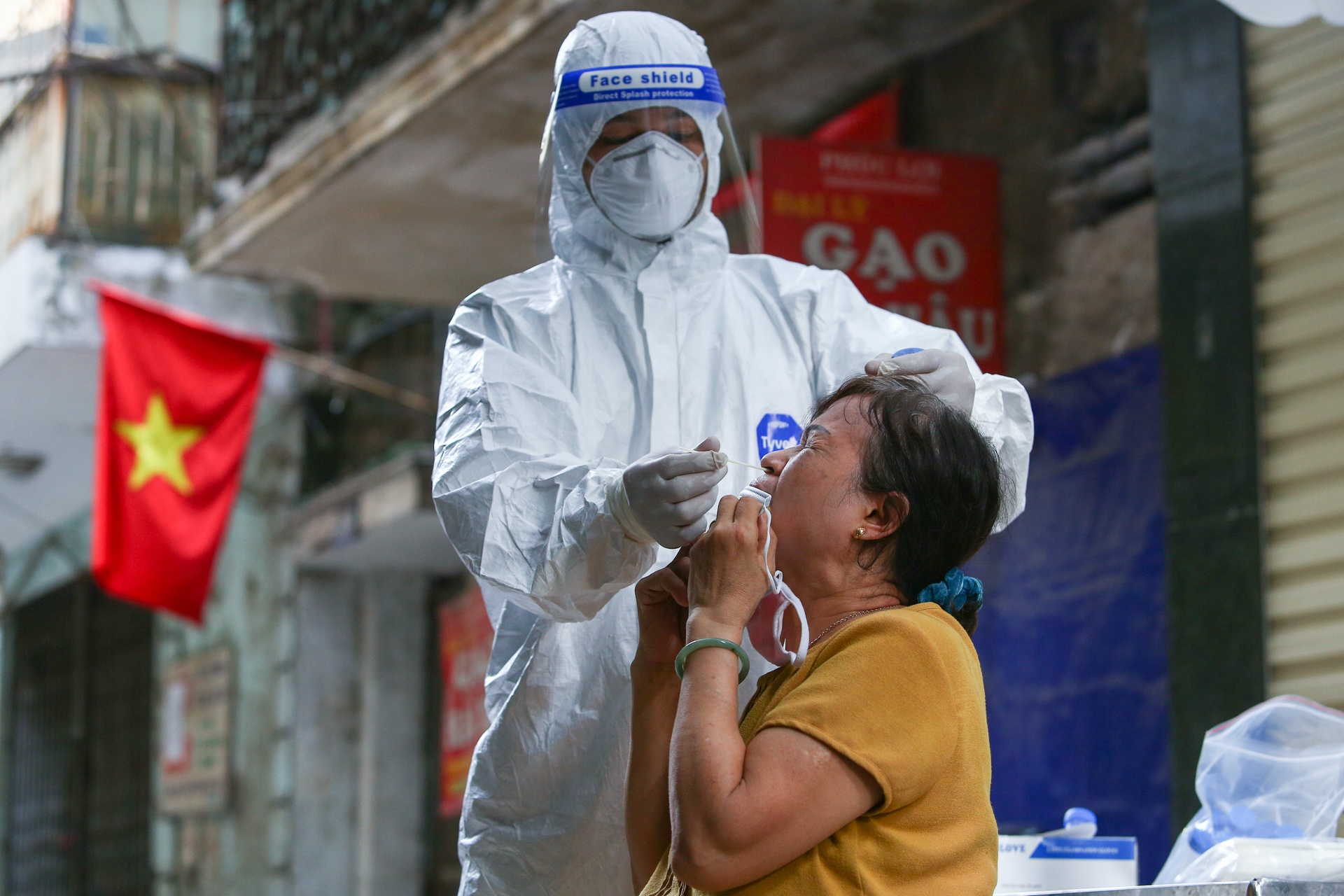 Lay mau xet nghiem gan 5.000 nguoi o quan Dong Da anh 6