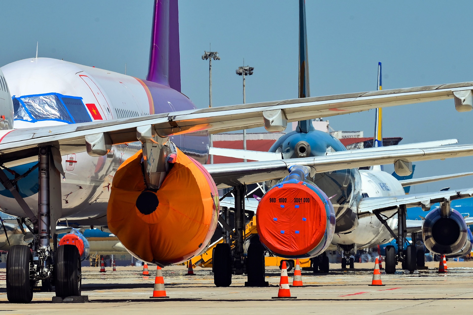 Canh may bay, xe khach, tau hoa ngung lan banh nhung ngay gian cach hinh anh