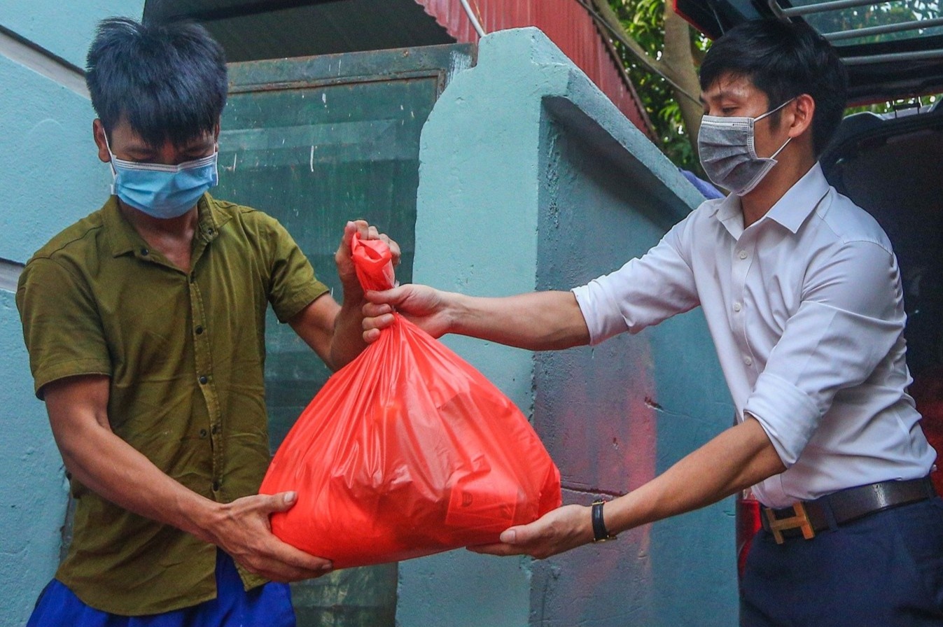 Cong nhan, nguoi lao dong ngheo duoc tang 6 tan gao hinh anh