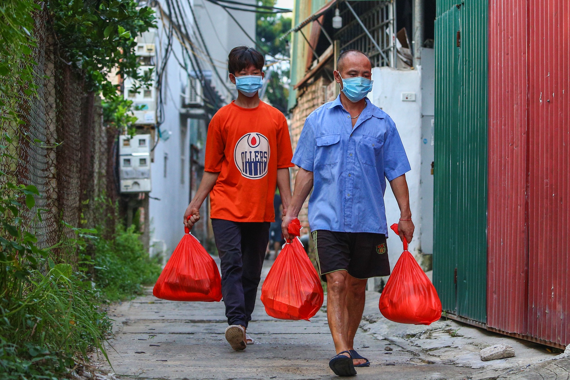 Trao 100 suat qua cho cong nhan bi mac ket,  nguoi lao dong ngheo anh 9