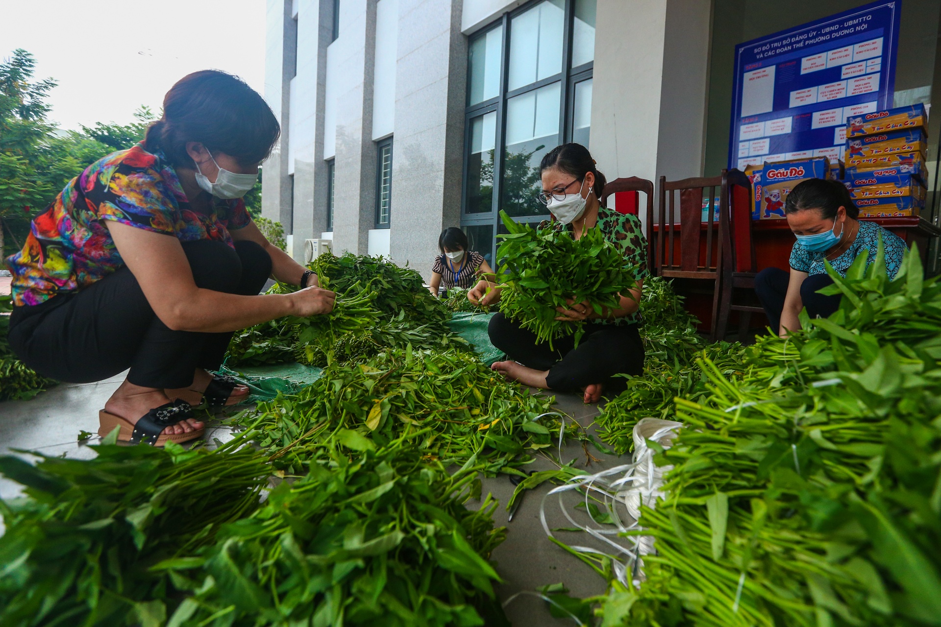 Trao 100 suat qua cho cong nhan bi mac ket,  nguoi lao dong ngheo anh 2