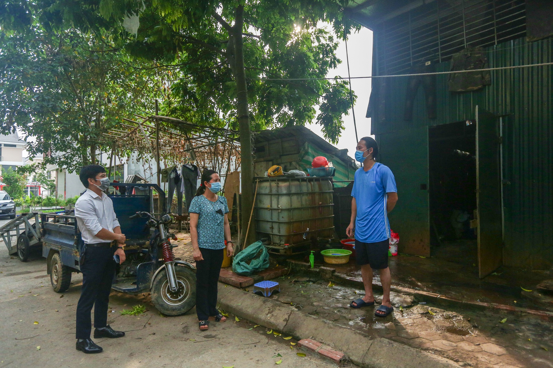 Trao 100 suat qua cho cong nhan bi mac ket,  nguoi lao dong ngheo anh 4