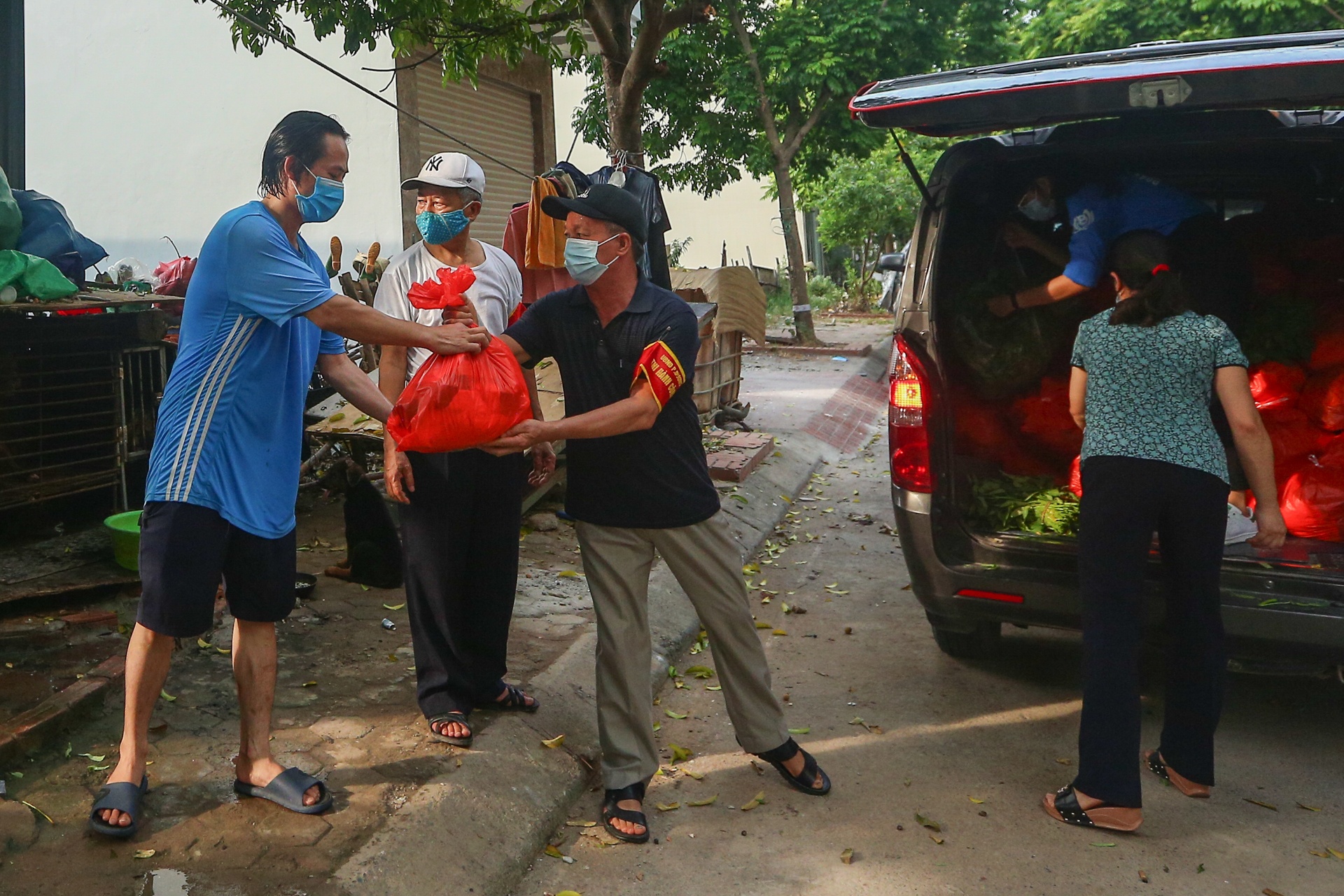 Trao 100 suat qua cho cong nhan bi mac ket,  nguoi lao dong ngheo anh 5