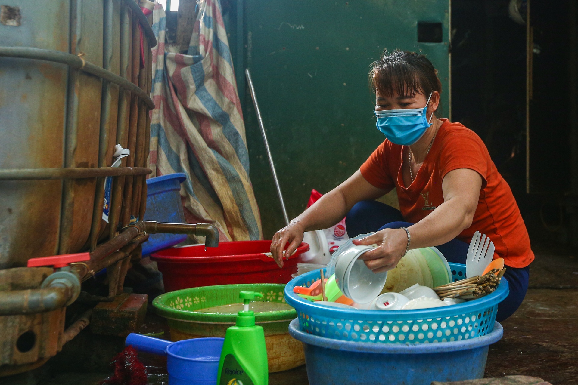 Trao 100 suat qua cho cong nhan bi mac ket,  nguoi lao dong ngheo anh 7