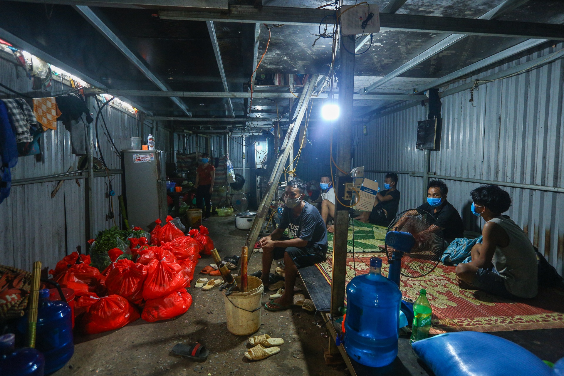 Trao 100 suat qua cho cong nhan bi mac ket,  nguoi lao dong ngheo anh 6