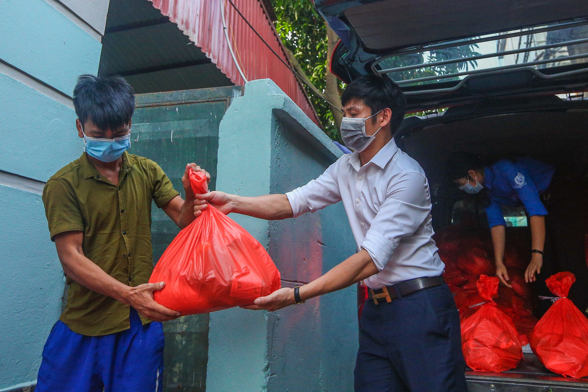 Trao 100 suat qua cho cong nhan bi mac ket,  nguoi lao dong ngheo anh 1