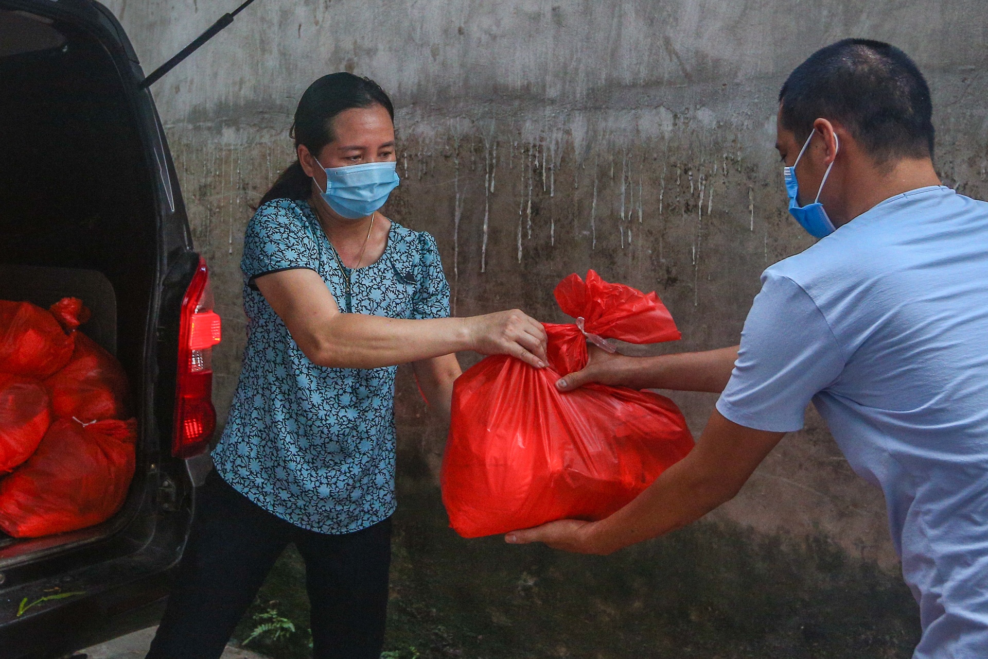 Trao 100 suat qua cho cong nhan bi mac ket,  nguoi lao dong ngheo anh 8