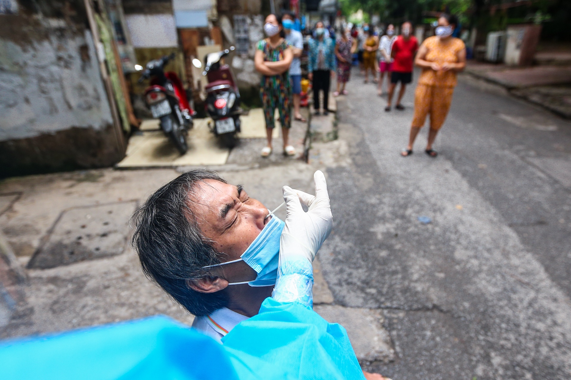 Buoi lay mau dau tien trong chien dich xet nghiem 3 trieu dan Ha Noi hinh anh