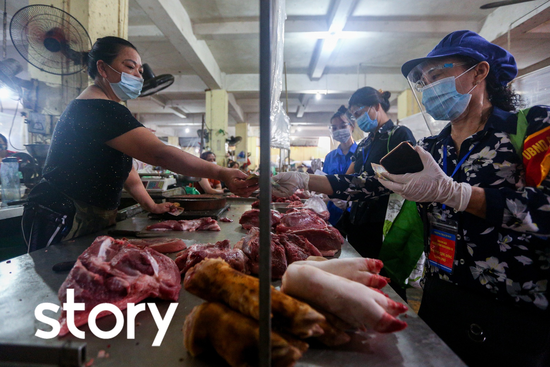 Mot ngay cua to di cho giup dan o Ha Noi hinh anh