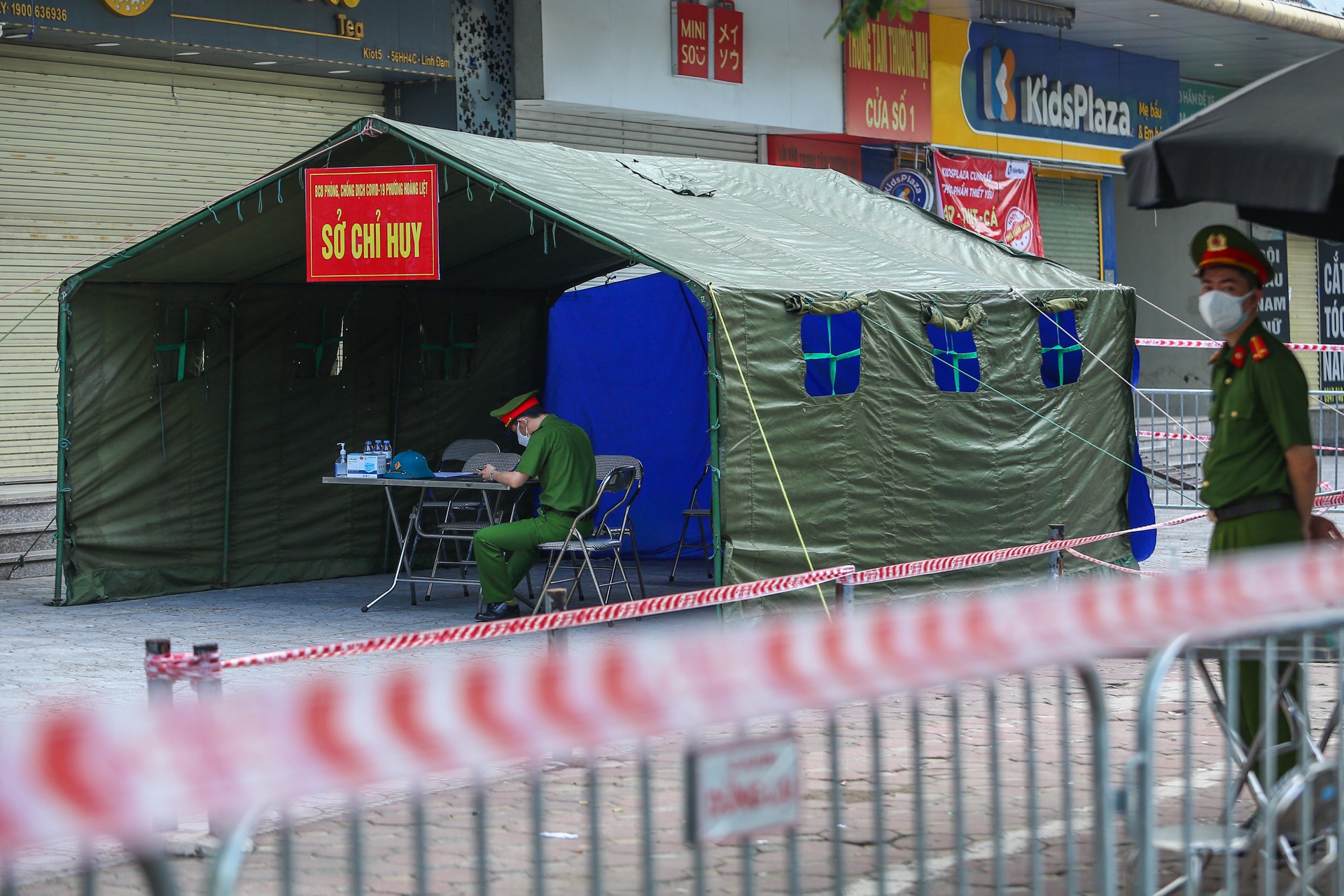 Lap so chi huy da chien,  phong toa toa nha HH4C Linh Dam anh 2