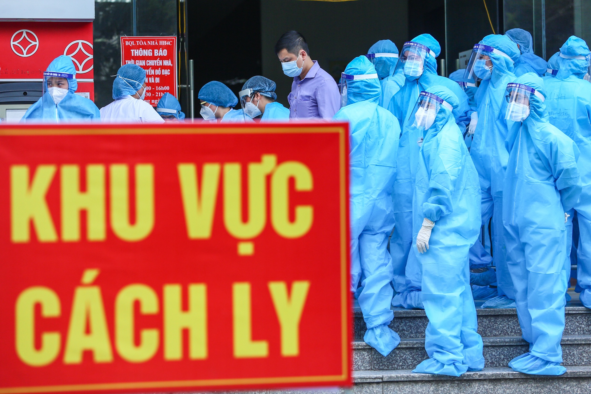 Lap so chi huy da chien,  phong toa toa nha HH4C Linh Dam anh 6