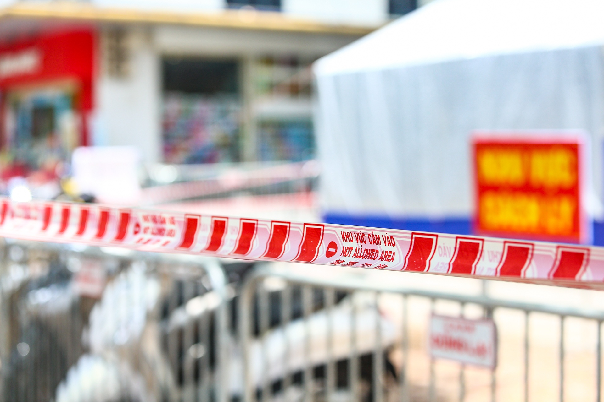 Lap so chi huy da chien,  phong toa toa nha HH4C Linh Dam anh 4