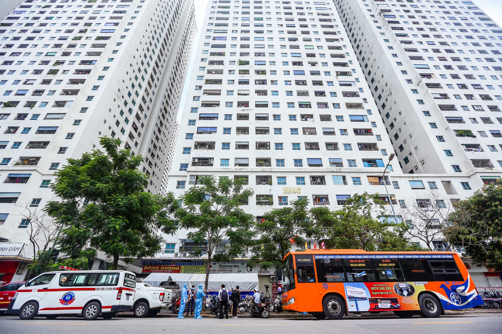 Lap so chi huy da chien,  phong toa toa nha HH4C Linh Dam anh 1