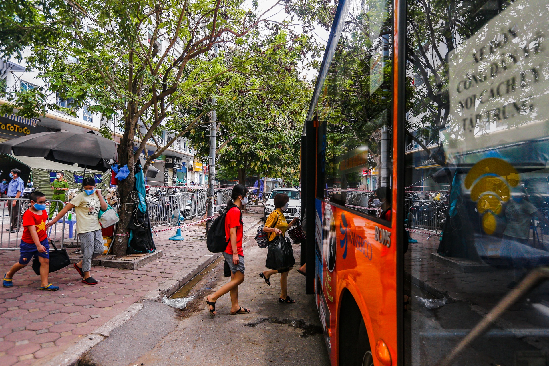 Lap so chi huy da chien,  phong toa toa nha HH4C Linh Dam anh 9