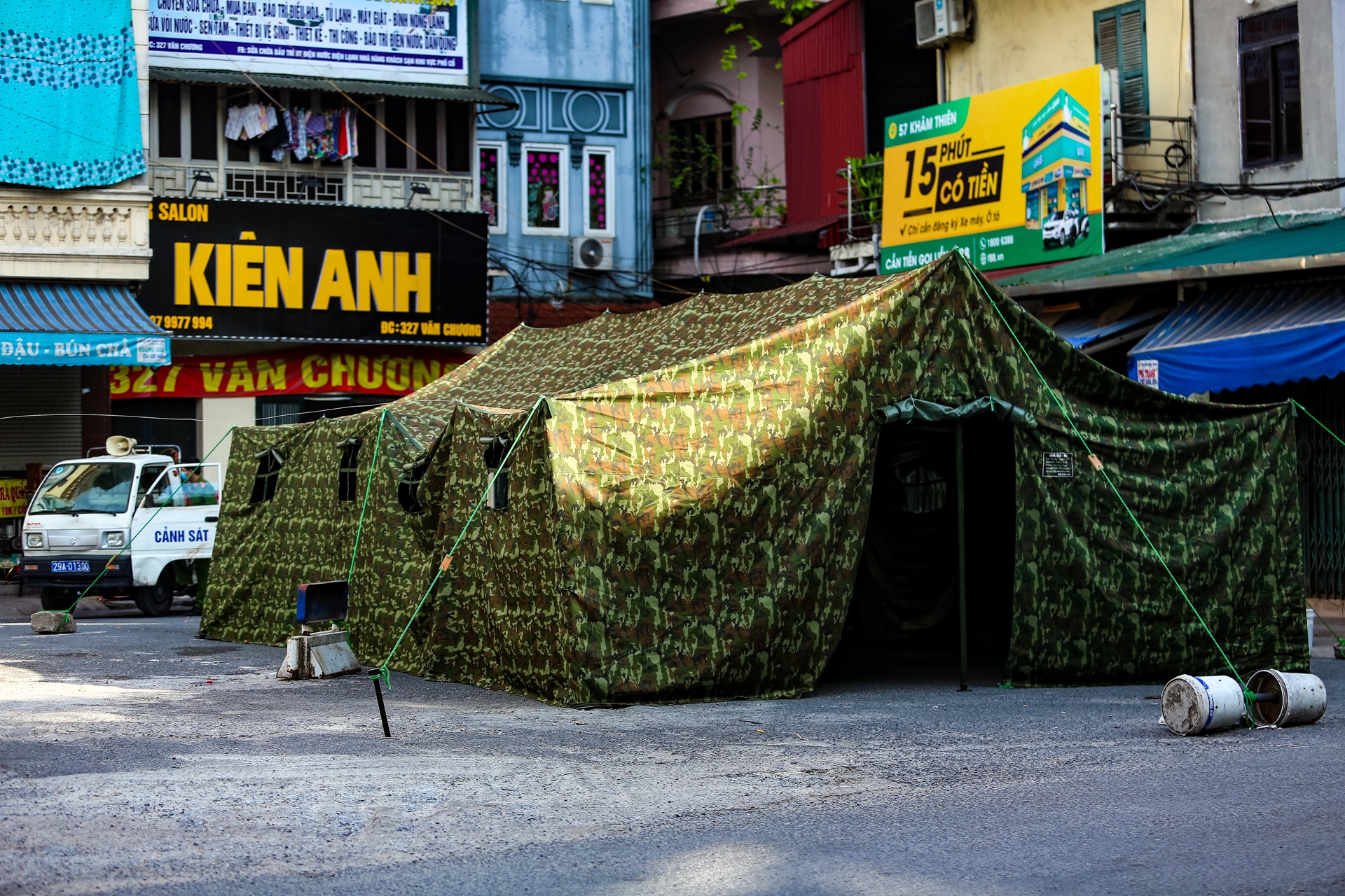 Dung hang rao thep gai khu giap ranh voi phuong Van Chuong anh 7