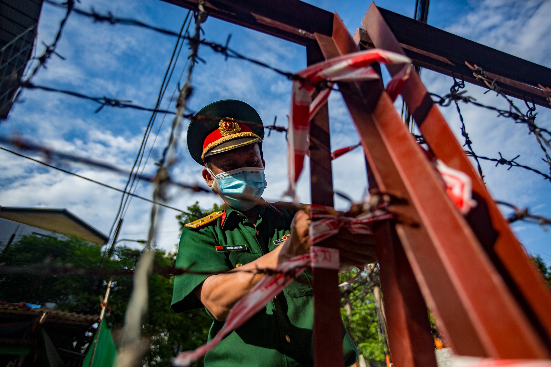 Quan doi dung hang rao thep gai o phuong Van Chuong hinh anh