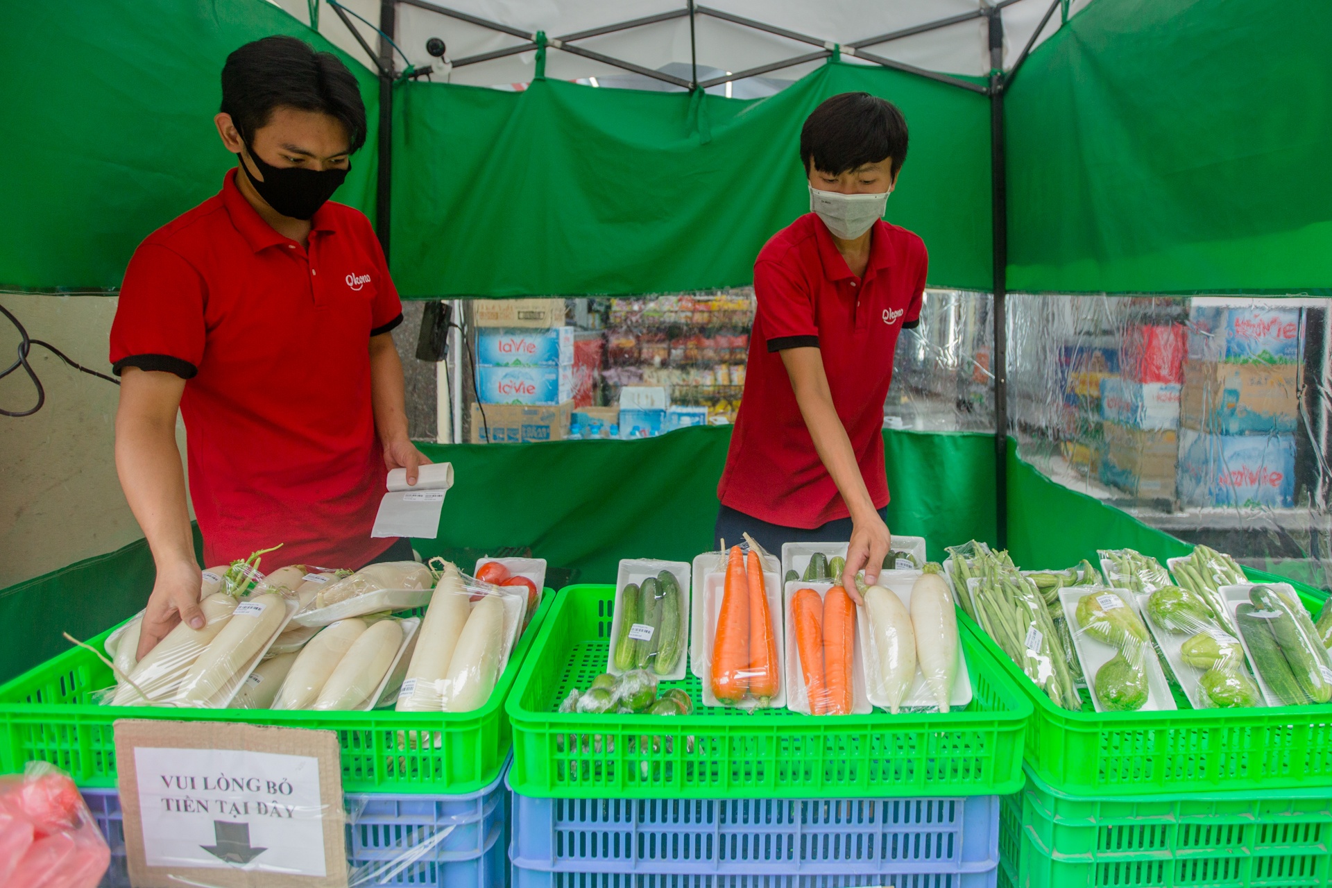 Gian hang dong gia 10.000 dong khong nguoi ban o Ha Noi anh 2