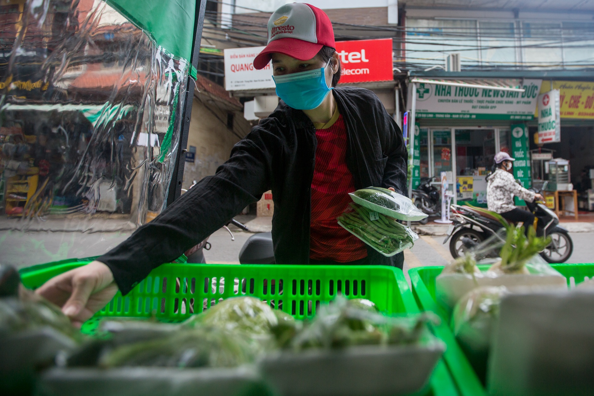 Gian hang dong gia 10.000 dong khong nguoi ban o Ha Noi anh 6