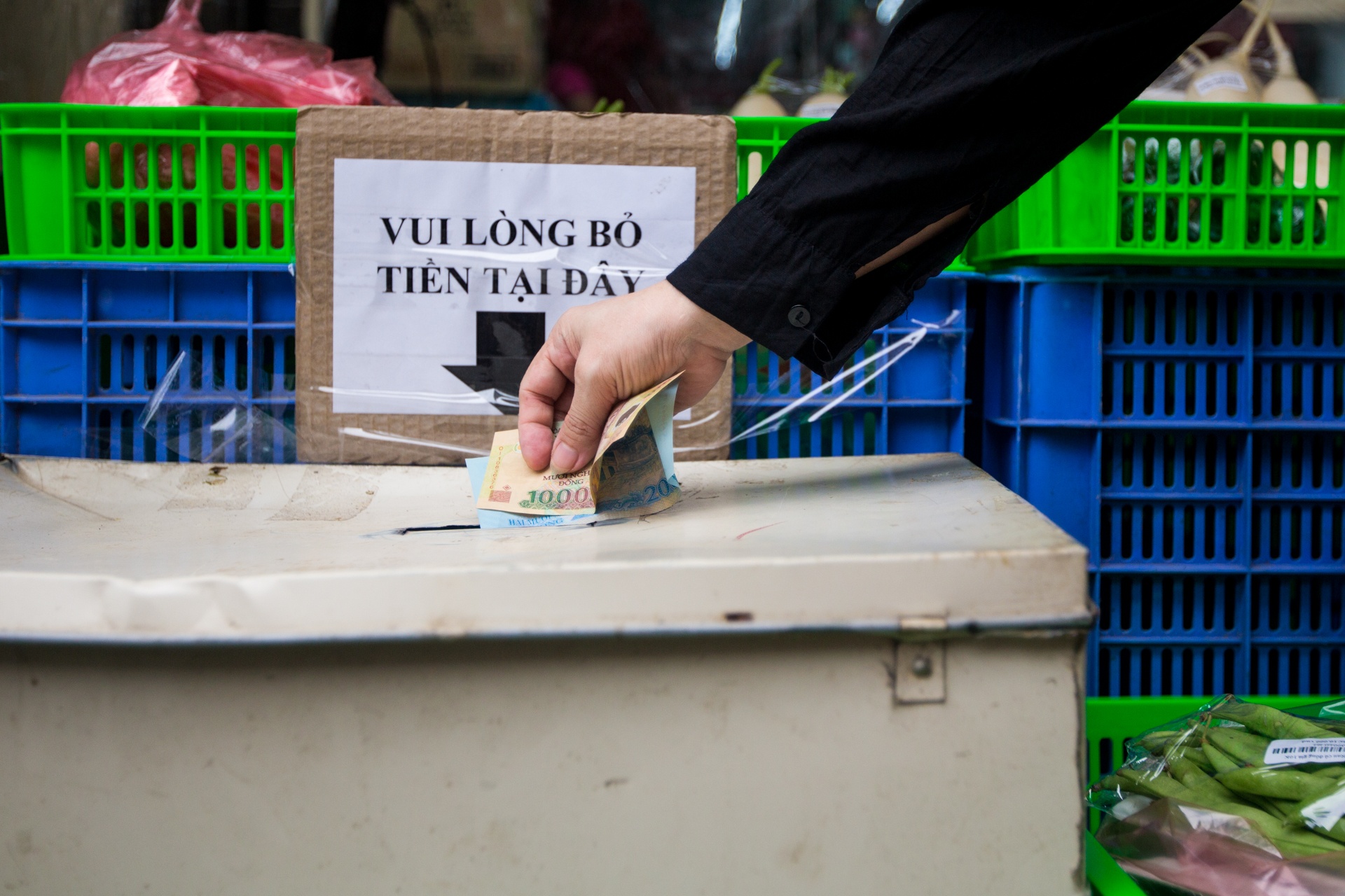 Gian hang dong gia 10.000 dong khong nguoi ban o Ha Noi anh 7