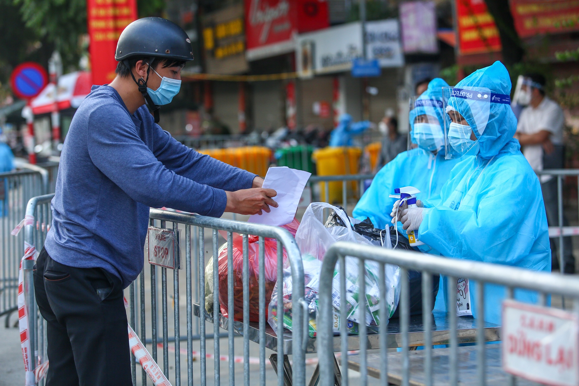 Dung cang van chuyen benh nhan di cach ly tap trung anh 9