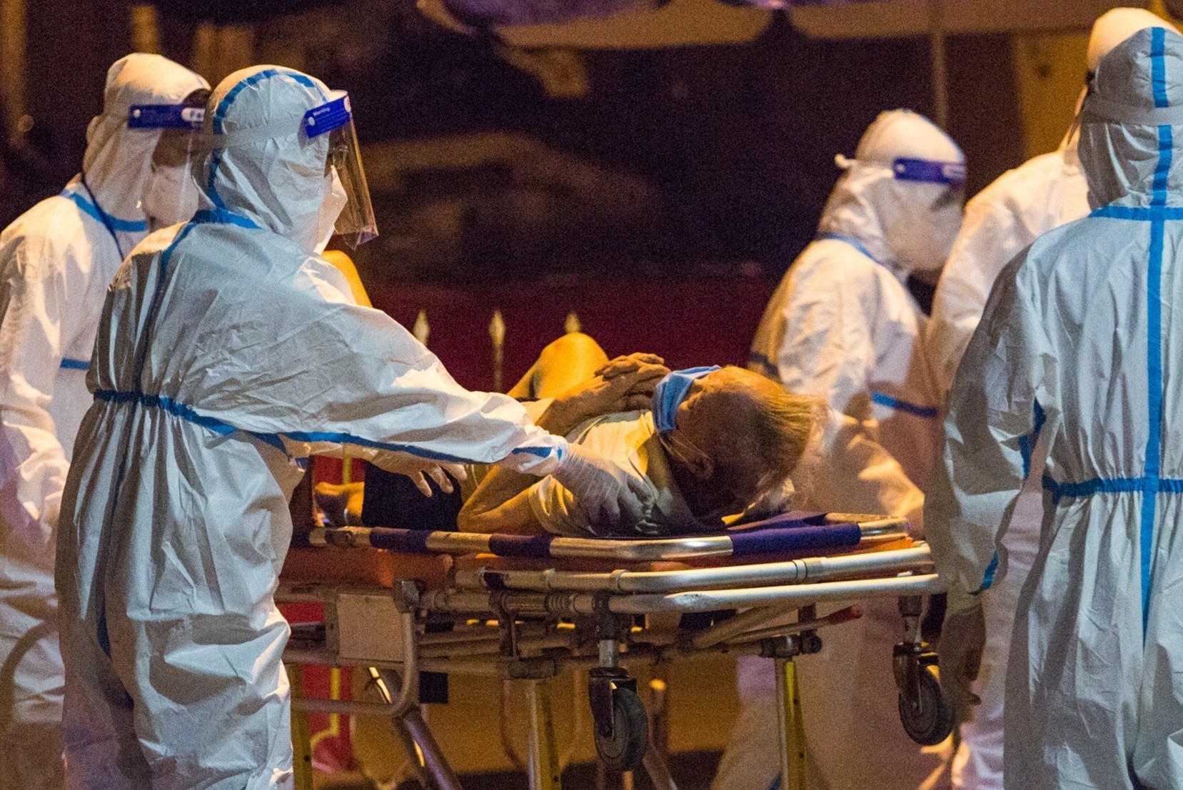 Nhieu nguoi o o dich Thanh Xuan Trung duoc dua di cach ly tap trung hinh anh