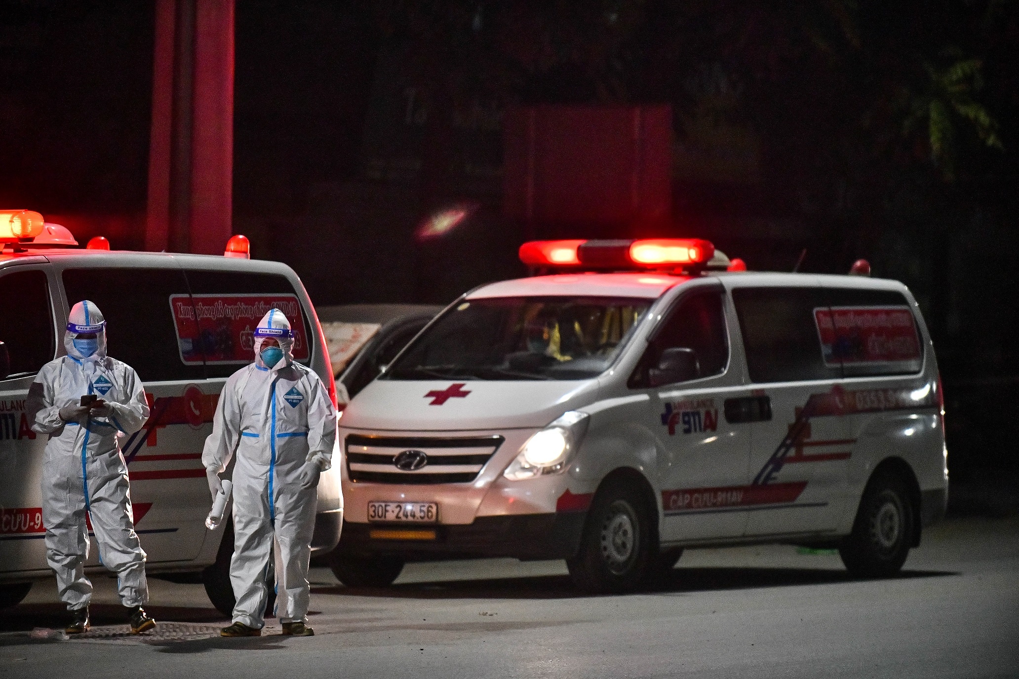 Xuyen dem dua nguoi di cach ly tai o dich Thanh Xuan Trung anh 1