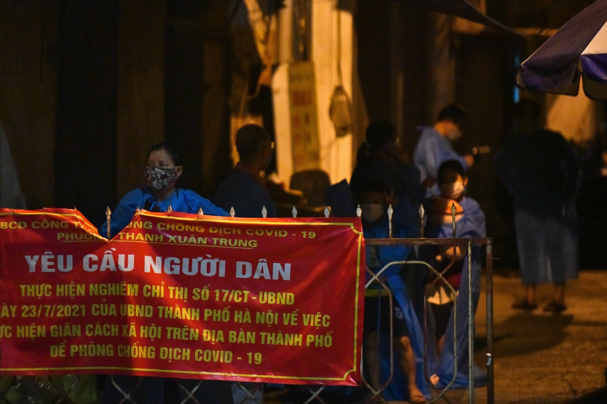 Xuyen dem dua nguoi di cach ly tai o dich Thanh Xuan Trung anh 8