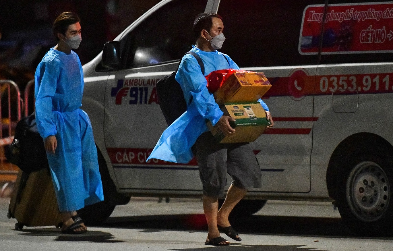 F0, F1 o Thanh Xuan Trung om hanh ly roi nha di cach ly luc nua dem hinh anh