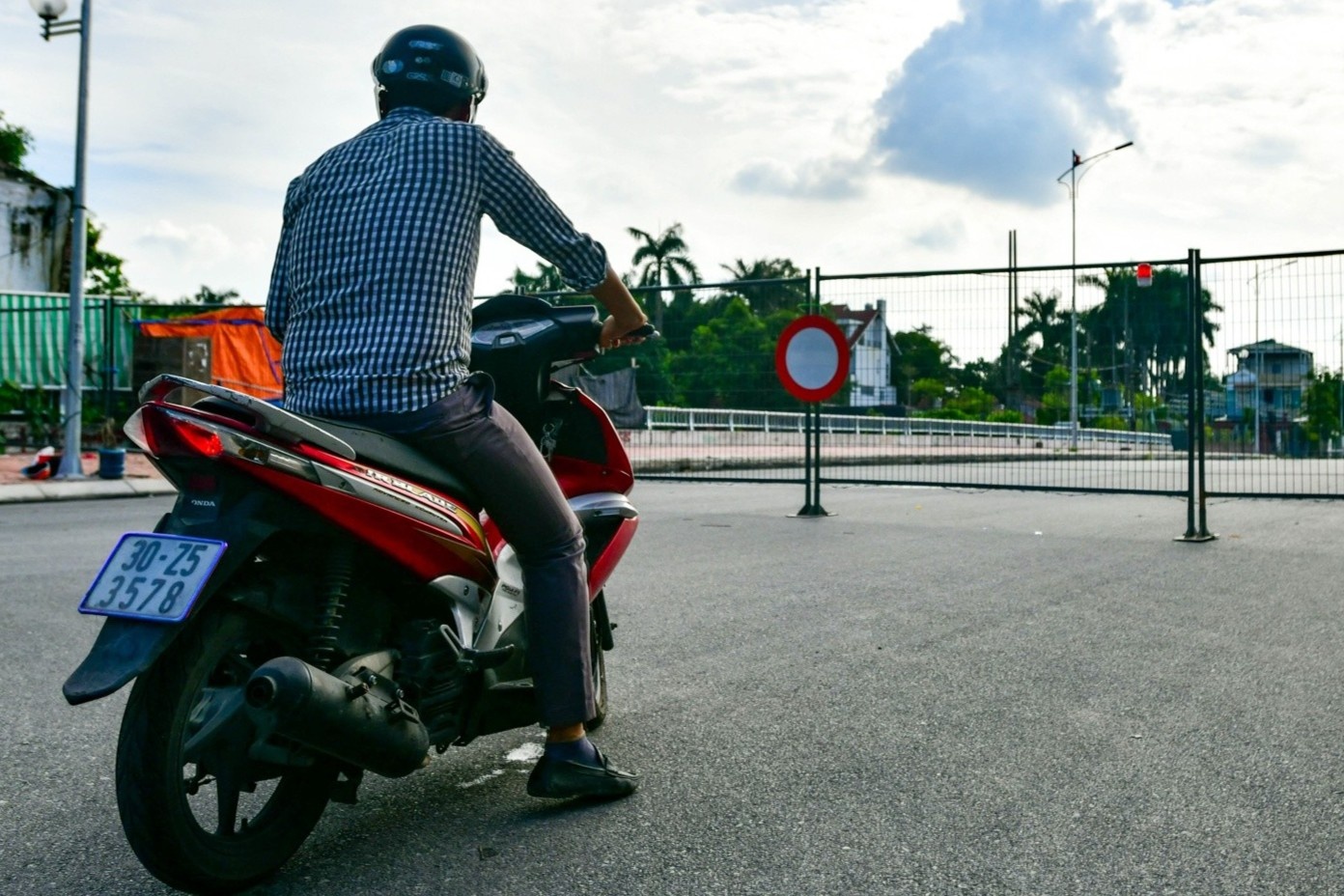 30 chot chan cung ngan nguoi dan vao vung dich o Ha Noi hinh anh