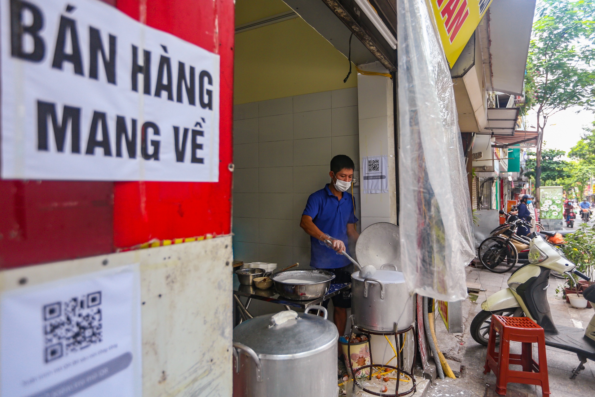 Nguoi dan quet ma QR khi toi mua banh cuon,  tra sua anh 2