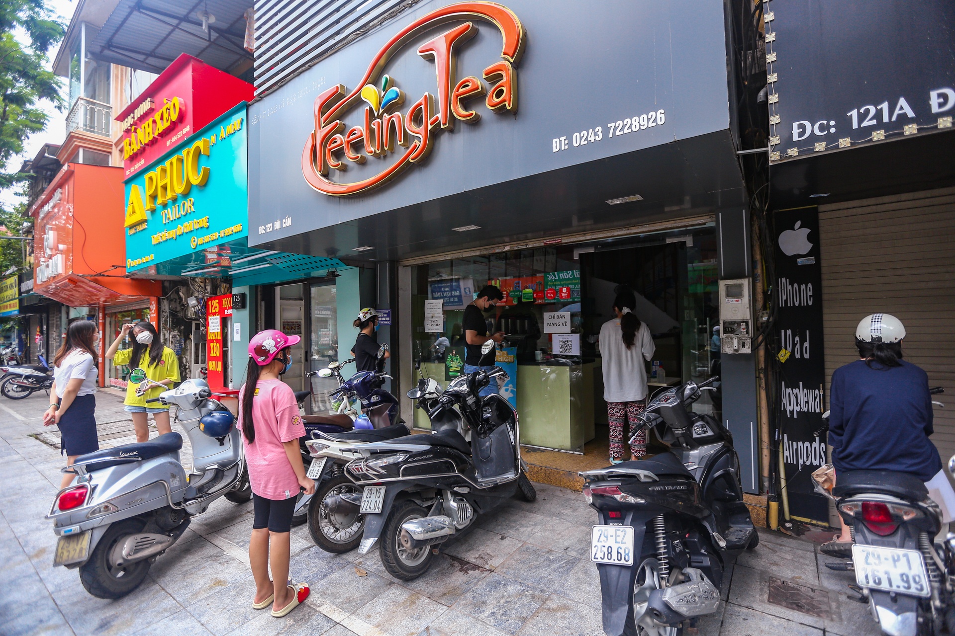 Nguoi dan quet ma QR khi toi mua banh cuon,  tra sua anh 3