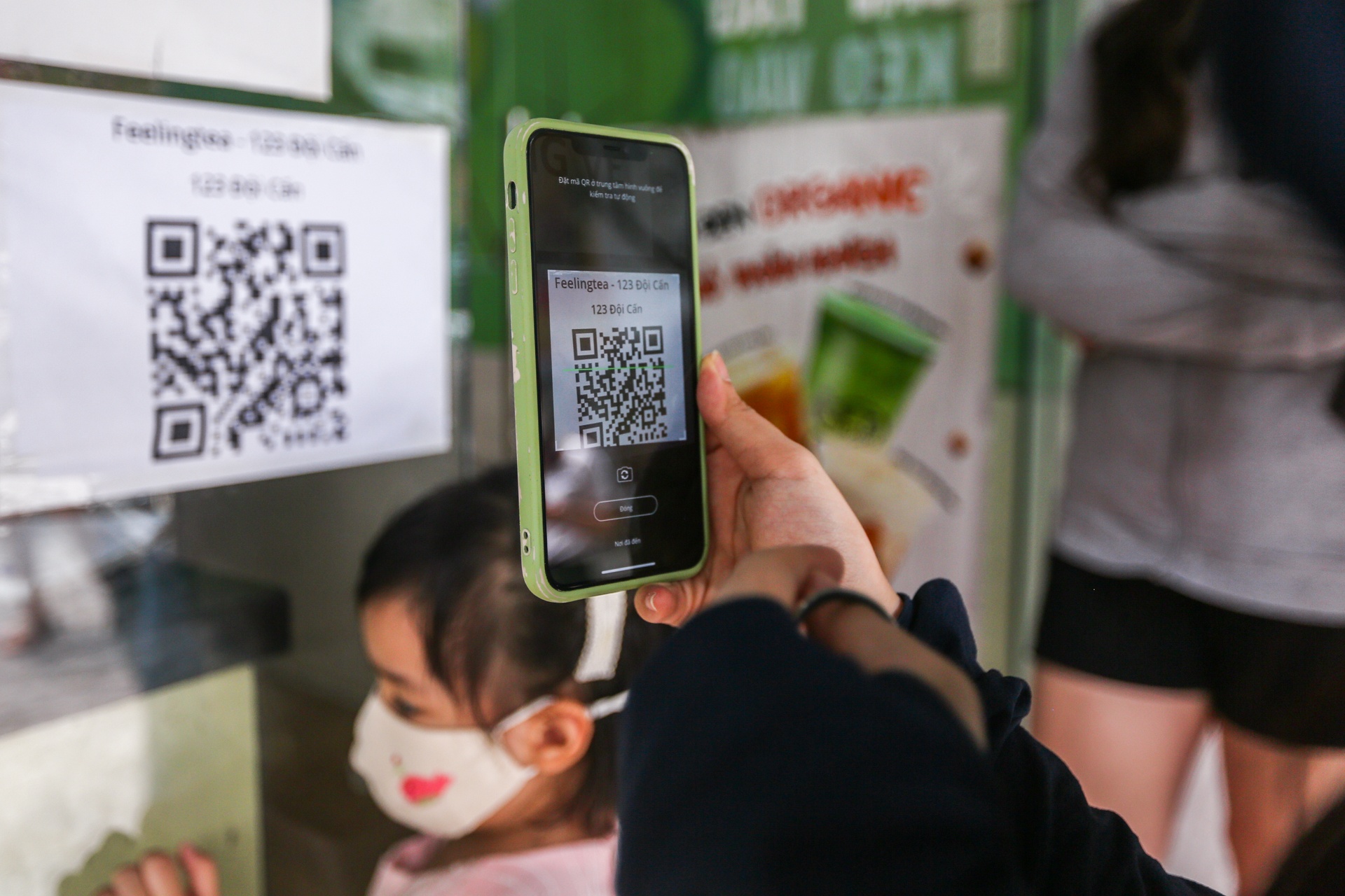 Nguoi dan quet ma QR khi toi mua banh cuon,  tra sua anh 4