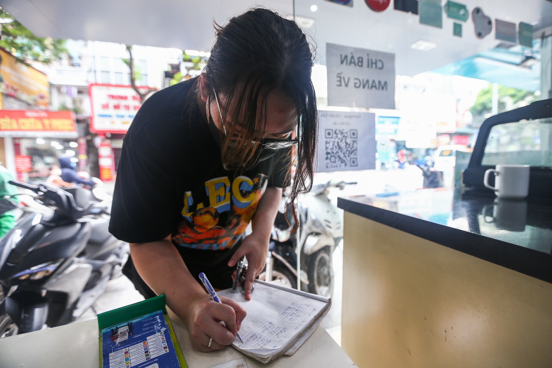 Nguoi dan quet ma QR khi toi mua banh cuon,  tra sua anh 7