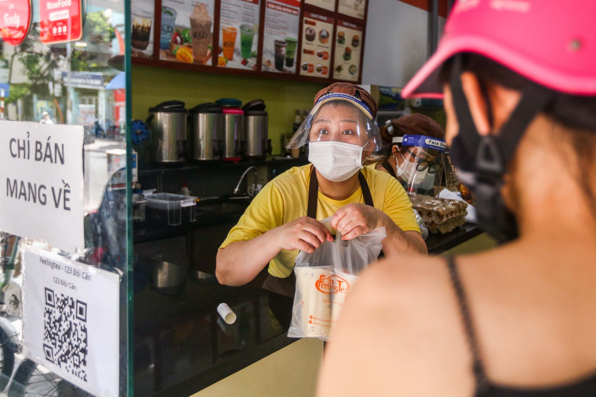 Nguoi dan quet ma QR khi toi mua banh cuon,  tra sua anh 5