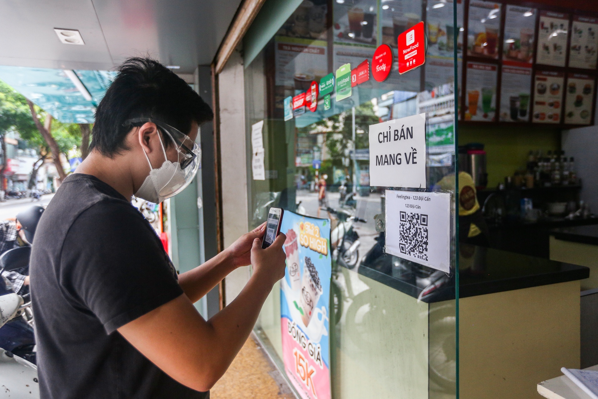 Nguoi dan quet ma QR khi toi mua banh cuon,  tra sua anh 6