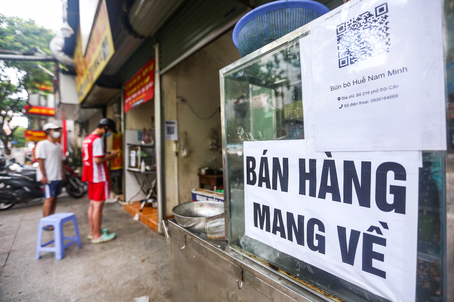 Nguoi dan quet ma QR khi toi mua banh cuon,  tra sua anh 1