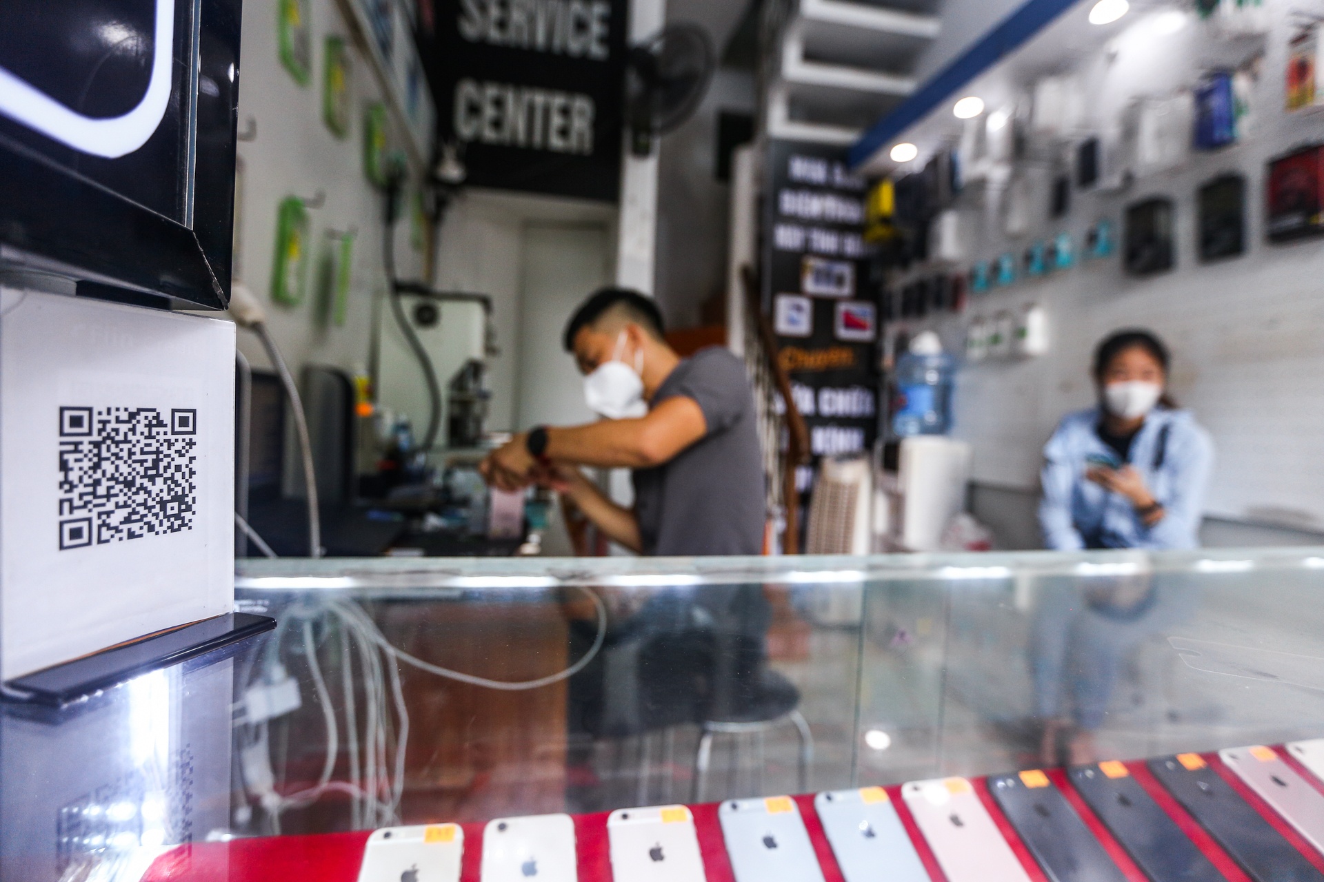 Nguoi dan quet ma QR khi toi mua banh cuon,  tra sua anh 8