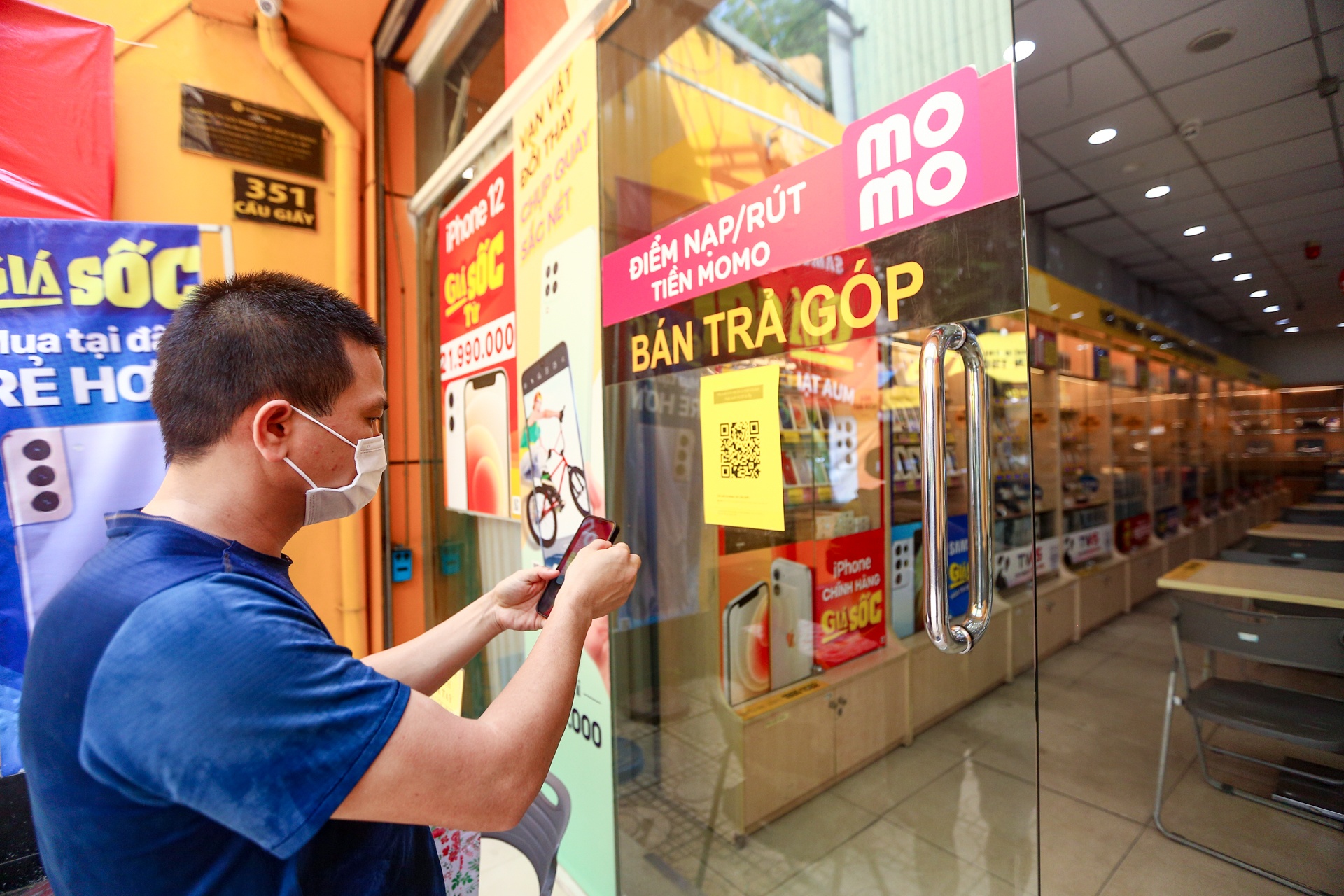 Nguoi dan quet ma QR khi toi mua banh cuon,  tra sua anh 9