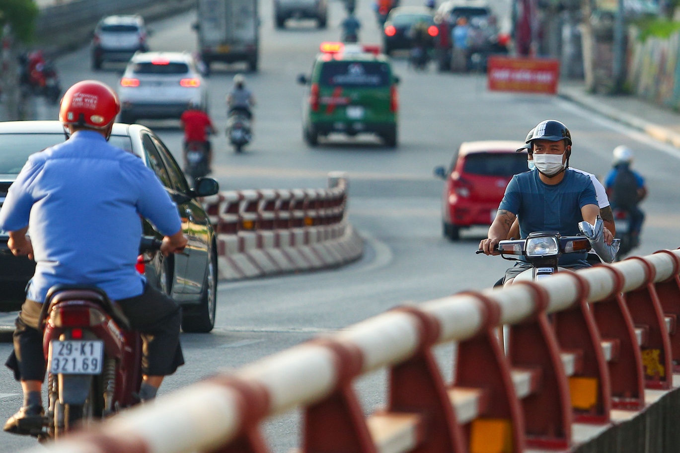 Hang loat nguoi di xe may nguoc chieu o nut giao Chuong Duong hinh anh