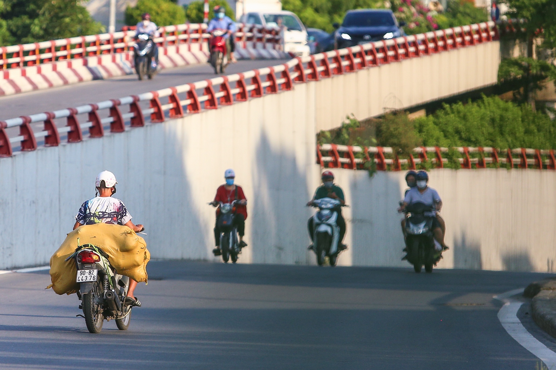 Phong xe may nguoc chieu len cau Chuong Duong ne chot kiem soat anh 6