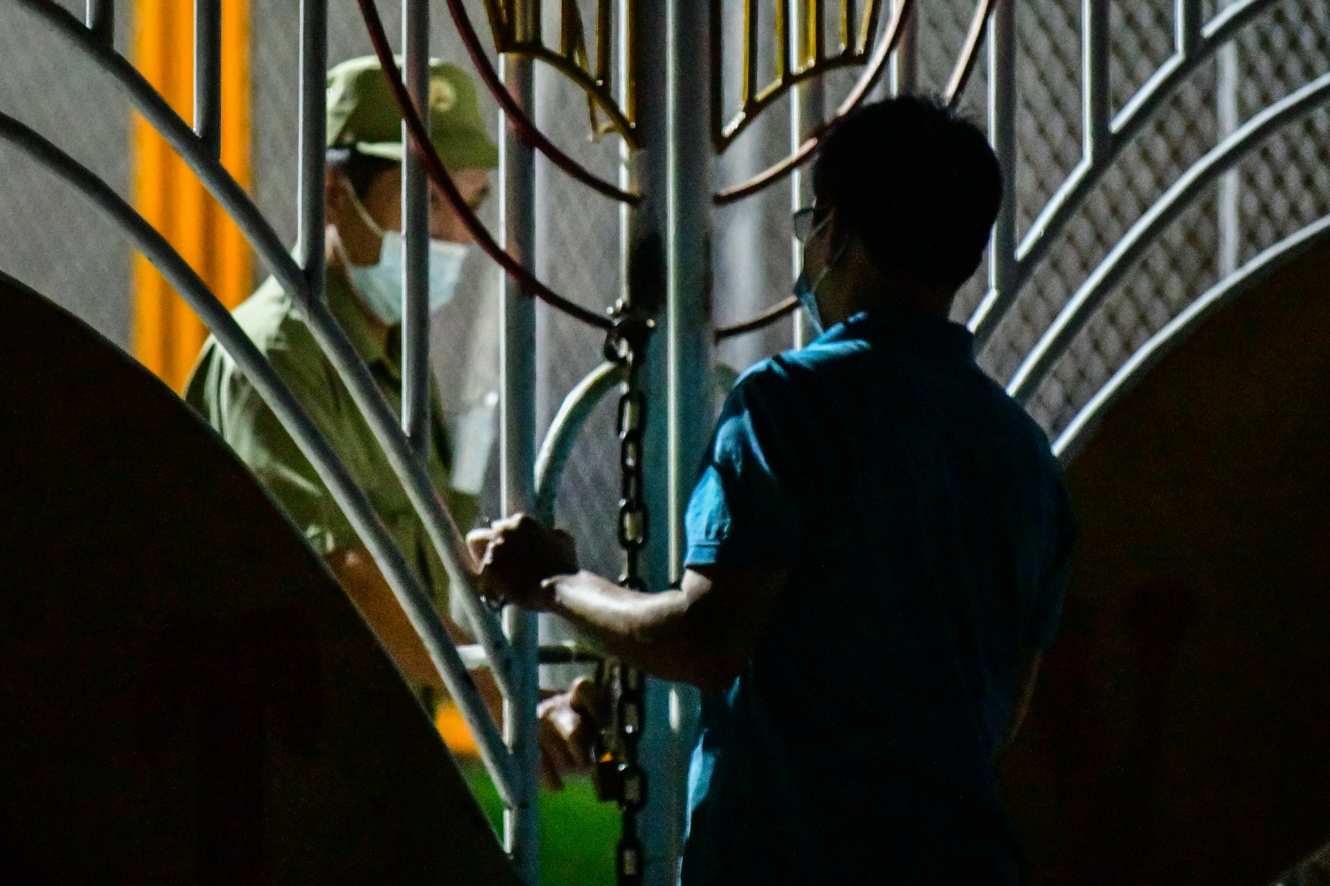 Xuyen dem tiem vaccine cho nguoi dan o phuong Trung Van anh 2