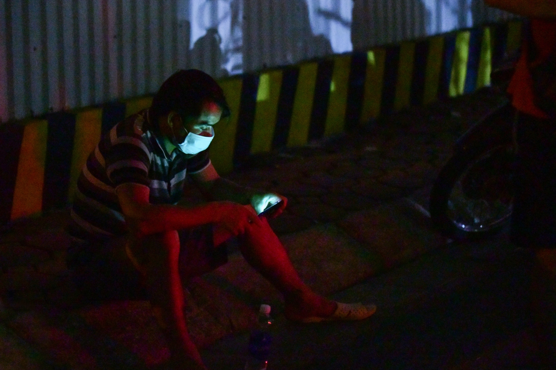 Xuyen dem tiem vaccine cho nguoi dan o phuong Trung Van anh 4