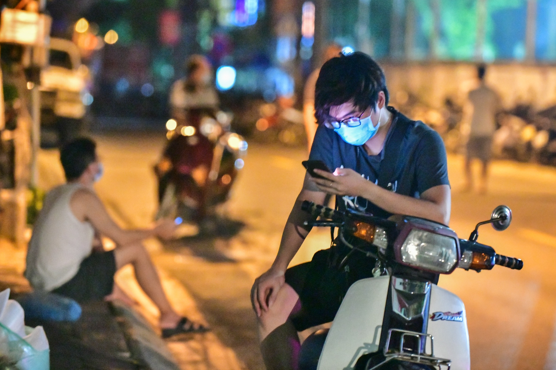 Xuyen dem tiem vaccine cho nguoi dan o phuong Trung Van anh 5