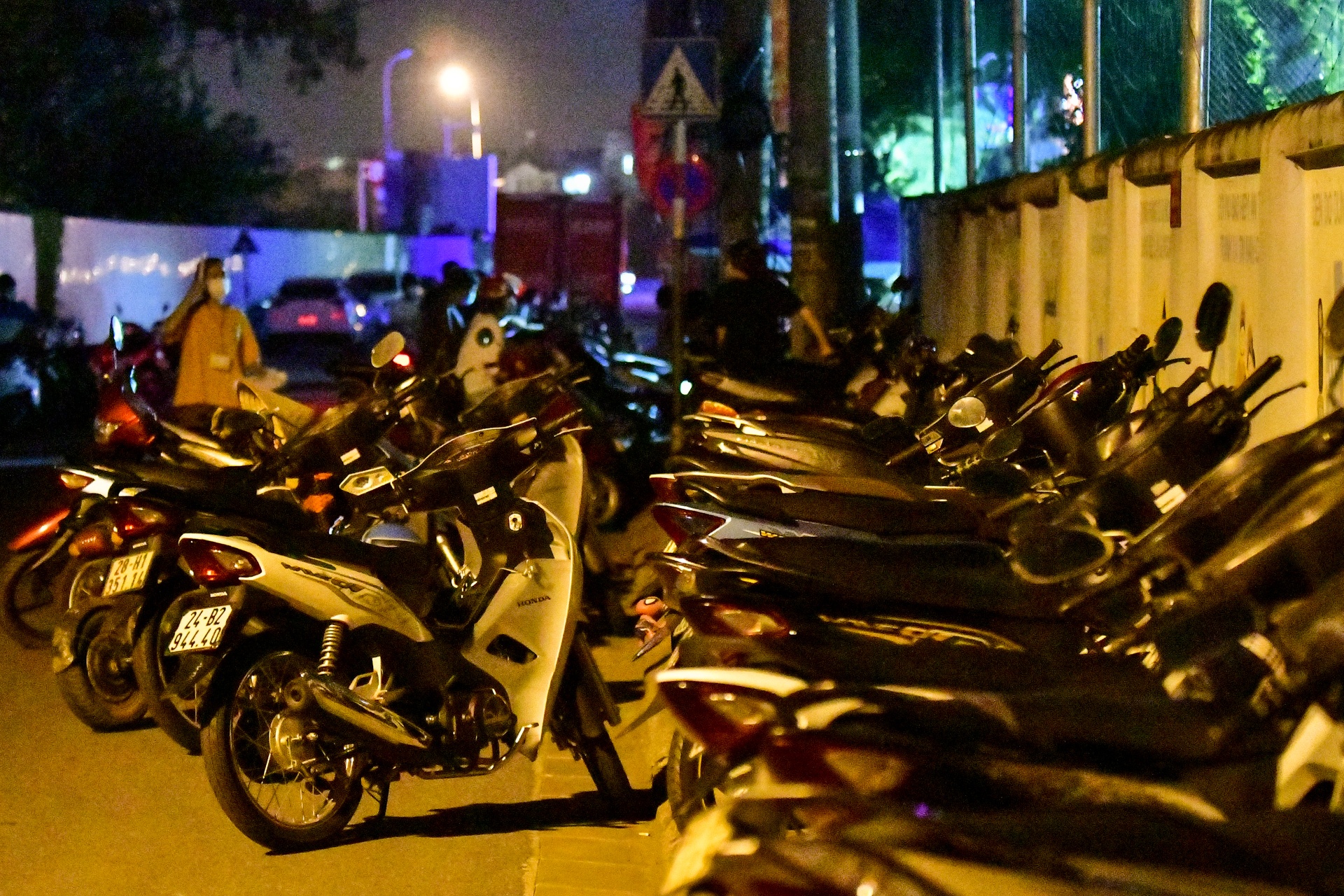 Xuyen dem tiem vaccine cho nguoi dan o phuong Trung Van anh 6