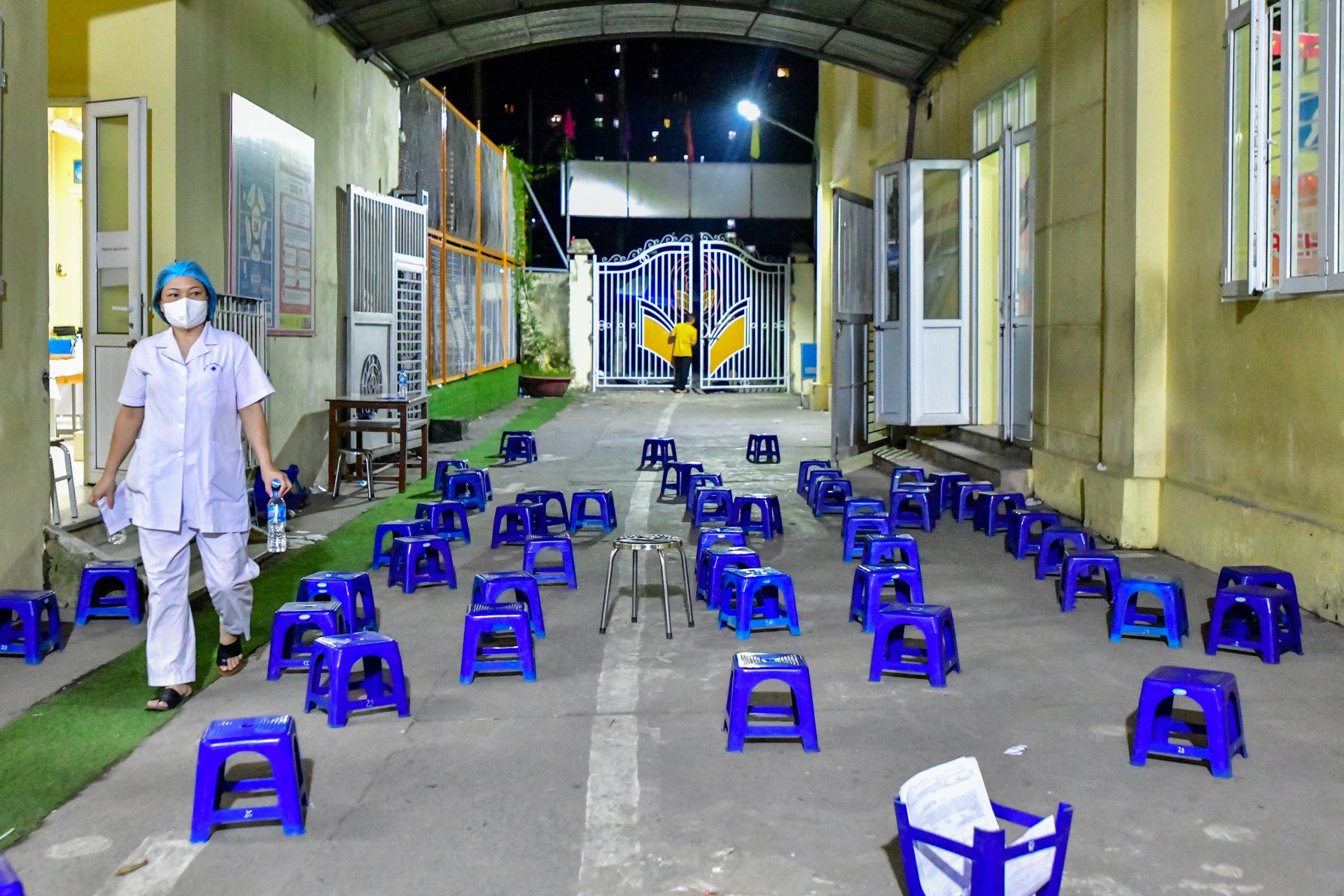 Xuyen dem tiem vaccine cho nguoi dan o phuong Trung Van anh 11