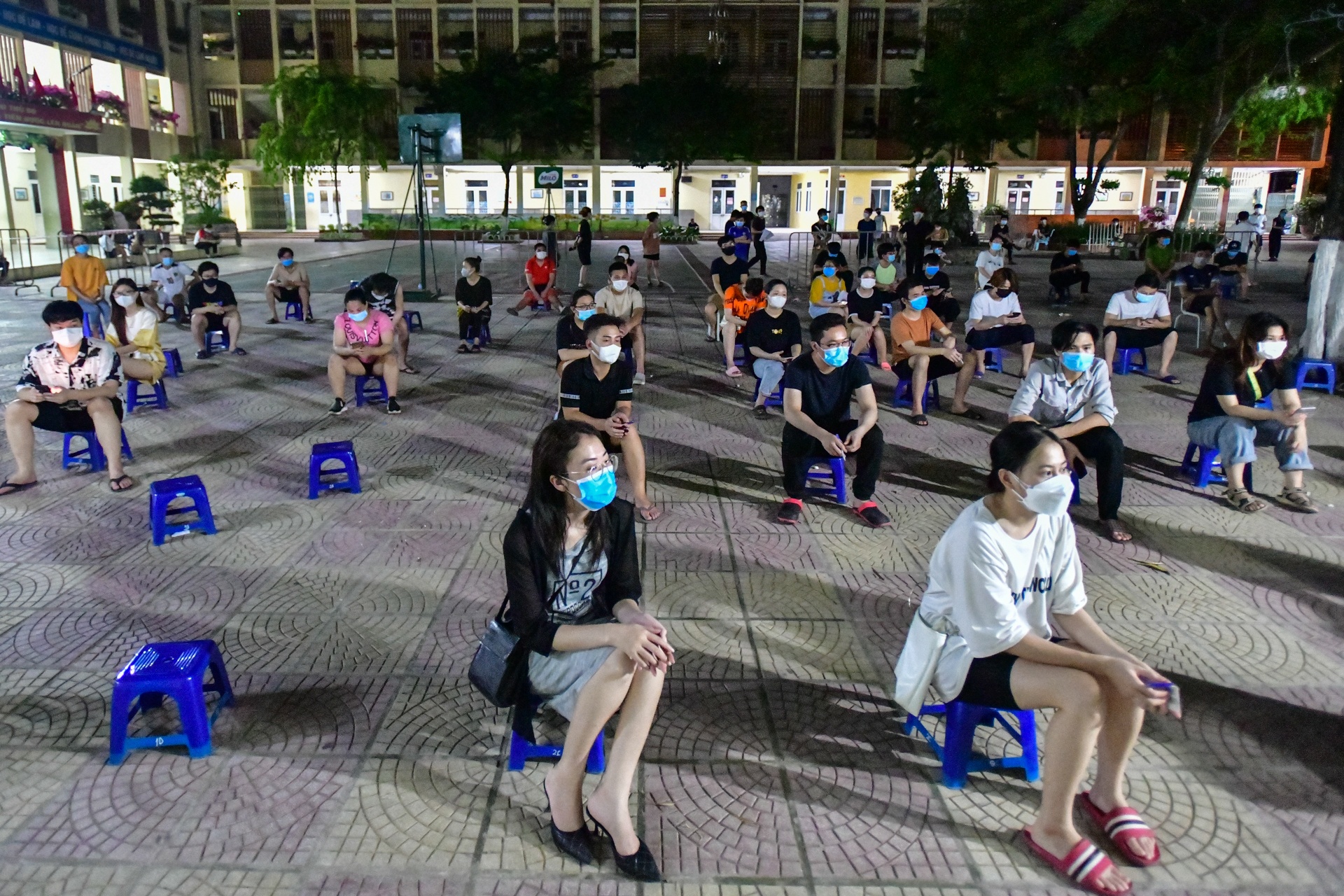 Xuyen dem tiem vaccine cho nguoi dan o phuong Trung Van anh 1