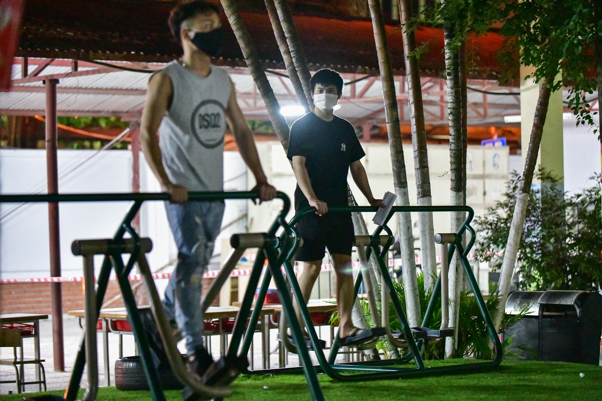 Xuyen dem tiem vaccine cho nguoi dan o phuong Trung Van anh 10