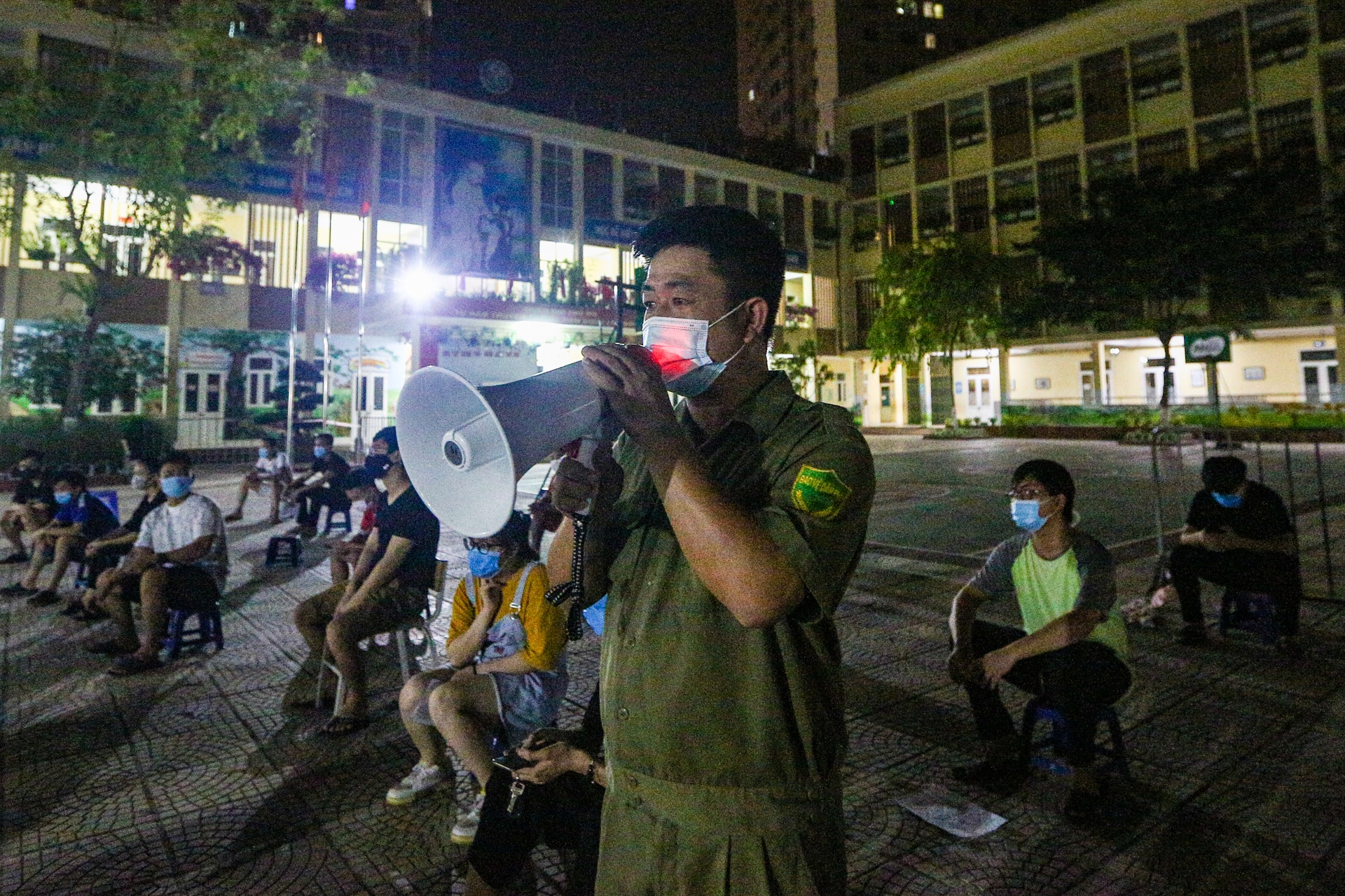 Xuyen dem tiem vaccine cho nguoi dan o phuong Trung Van anh 9